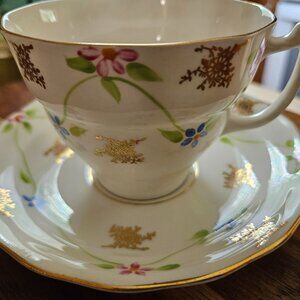 old royal bone china teacup and saucer lovely pattern made in England